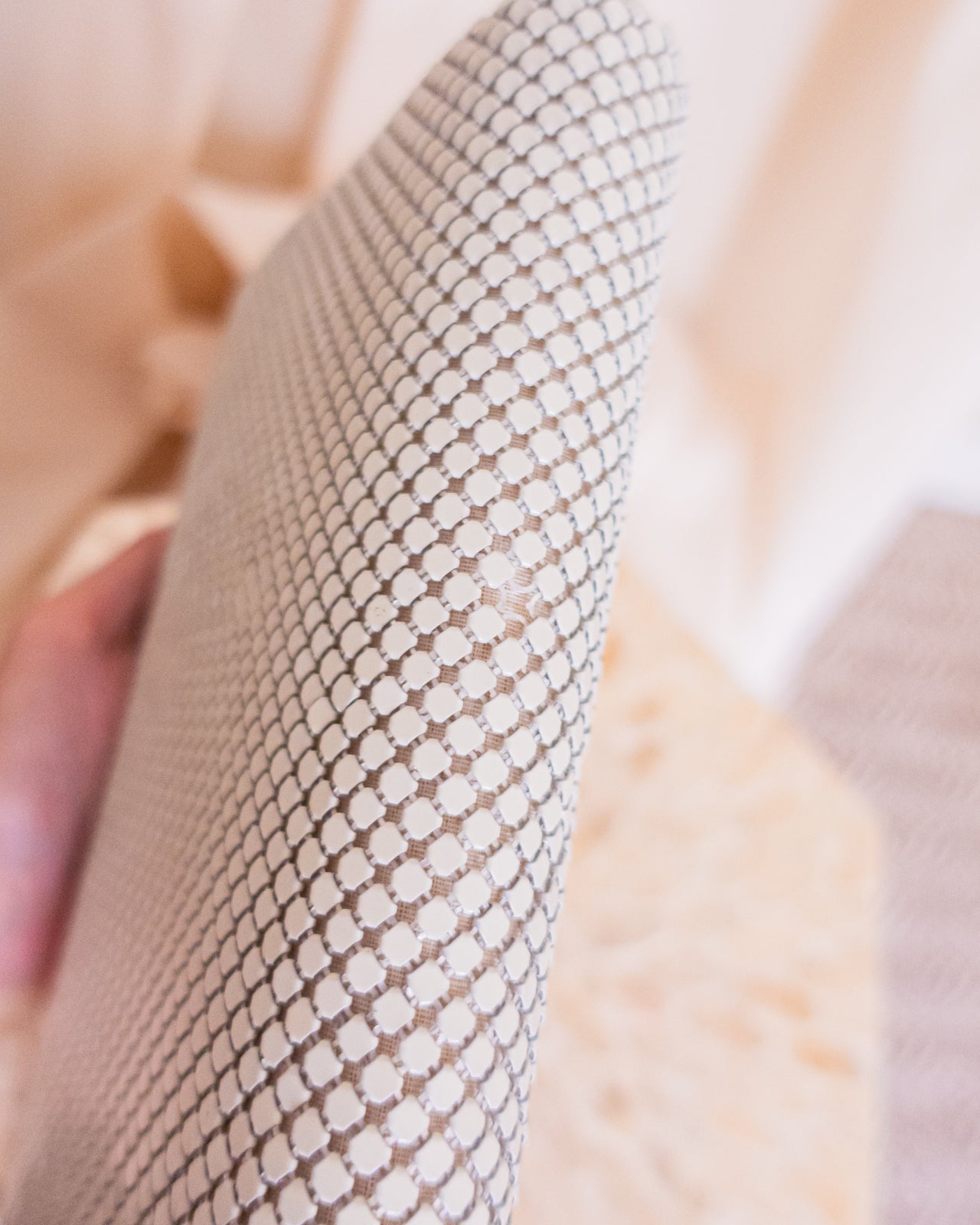 Vintage white chainmail crossbody clutch with gold detail and strap